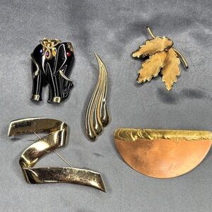 Elegant Gold and Black Brooch Set